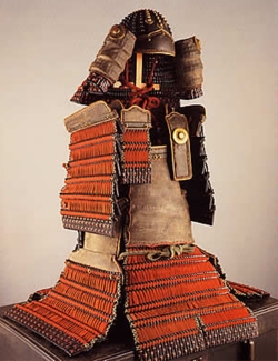 展示されている「赤糸威鎧」（鎌倉時代）